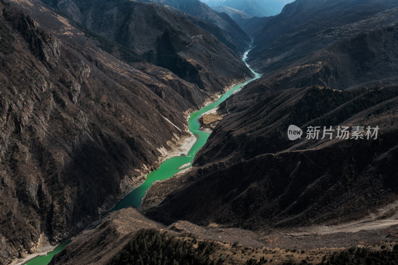 航拍四川和西藏交界处的金沙江上游河谷