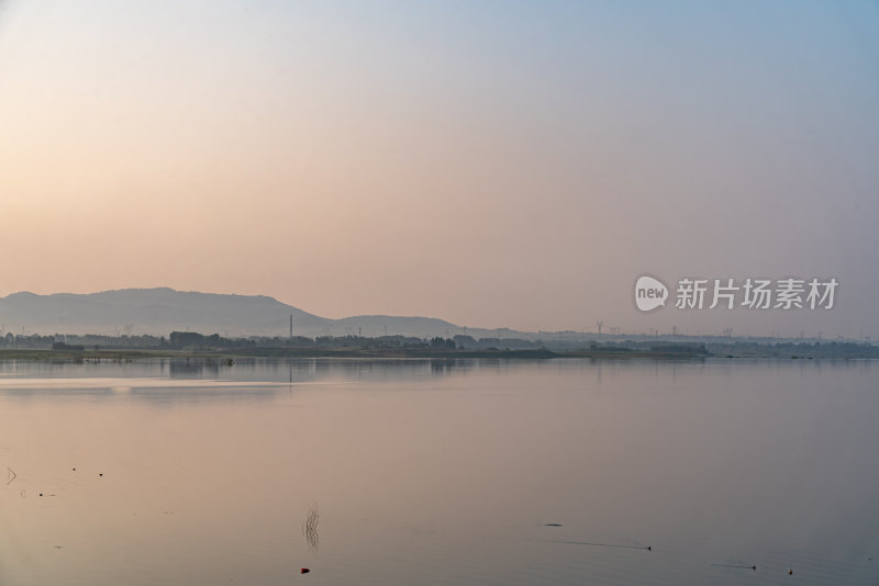 中国邹城孟子湖湖泊湿地渔船自然景观