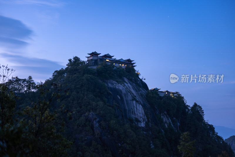 夜空下的腾冲云峰山