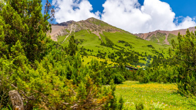 中国西藏萨普神山后的风景