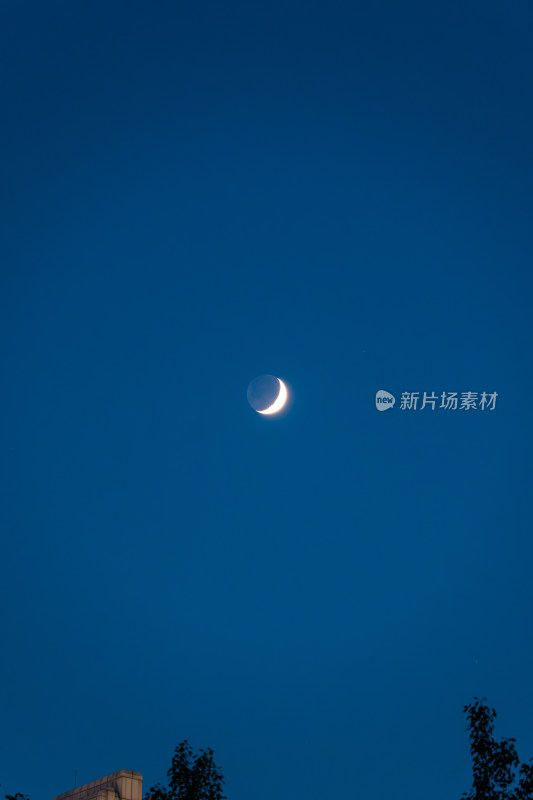 夏季纯净夜空中一轮弯月