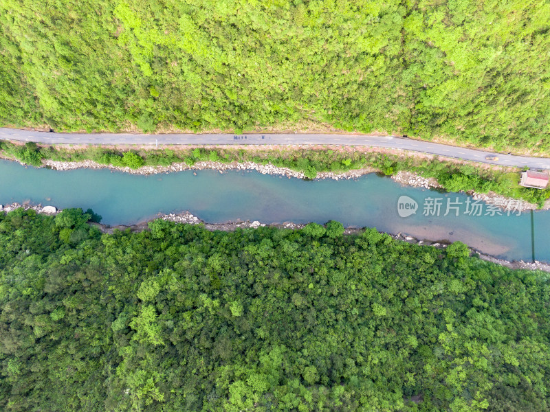 俯拍山谷河流公路