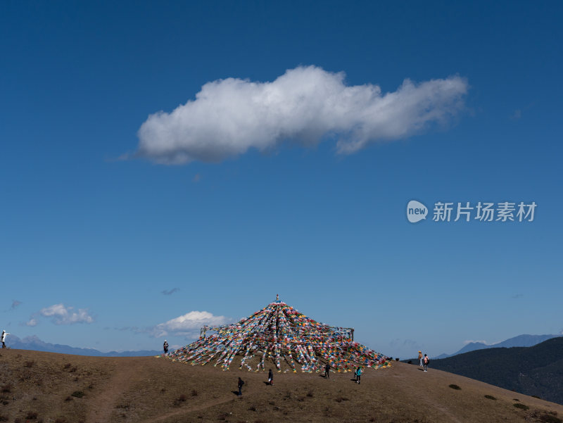 玉龙雪山牦牛坪观看美丽的雪山和藏族经幡