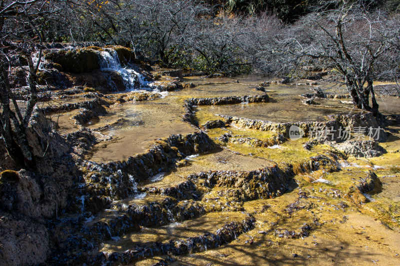 四川阿坝黄龙景区层层叠叠的钙华地形流水