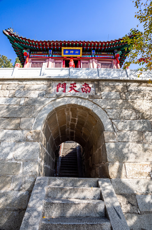 峄山南天门山神庙山神庙秋色景观