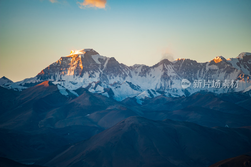 西藏喜马拉雅山脉珠峰日照金山