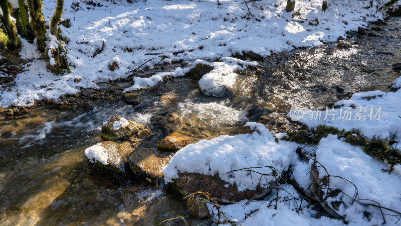 四川甘孜海螺沟景区冬季的雪水