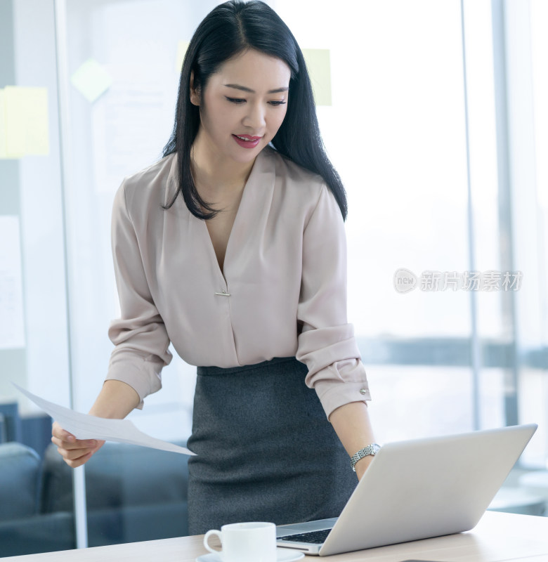 年轻商务女士使用电脑