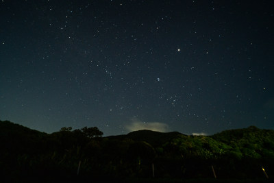 户外山林夜空繁星密布的景象