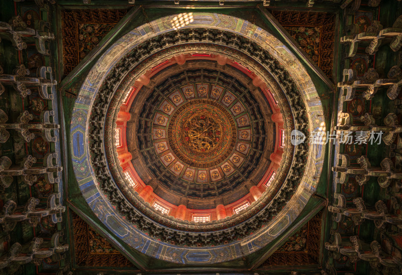 紫禁城故宫御花园万春亭蟠龙藻井光影光束