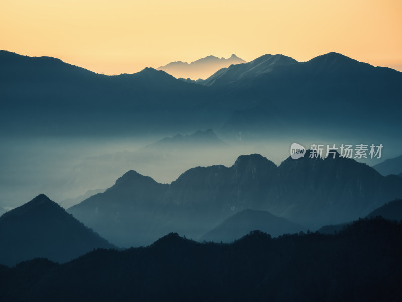 杭州临安群山日出光影层峦迭嶂