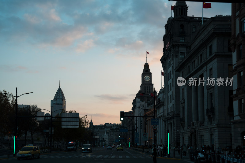 外滩黄昏街景，经典建筑与现代交通并存