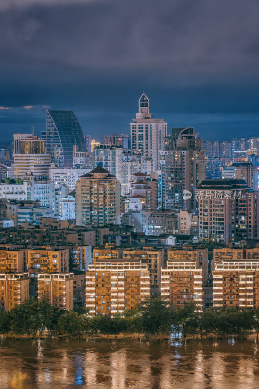 蓝调时刻广西柳州滨江城市风景