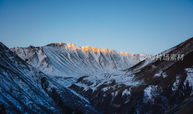 雪山日出日照金山自然风景