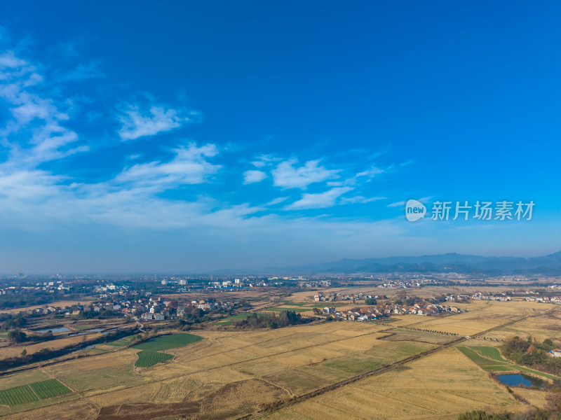 乡村田野与城市远景航拍