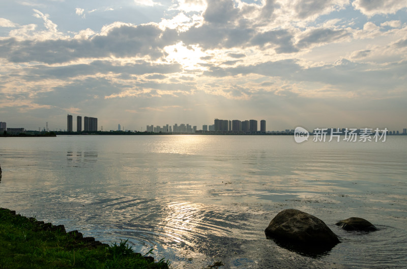 城市湖边远景，水面波光粼粼