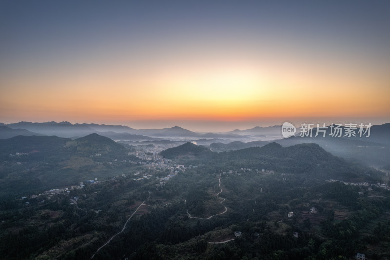 晨曦中的山村