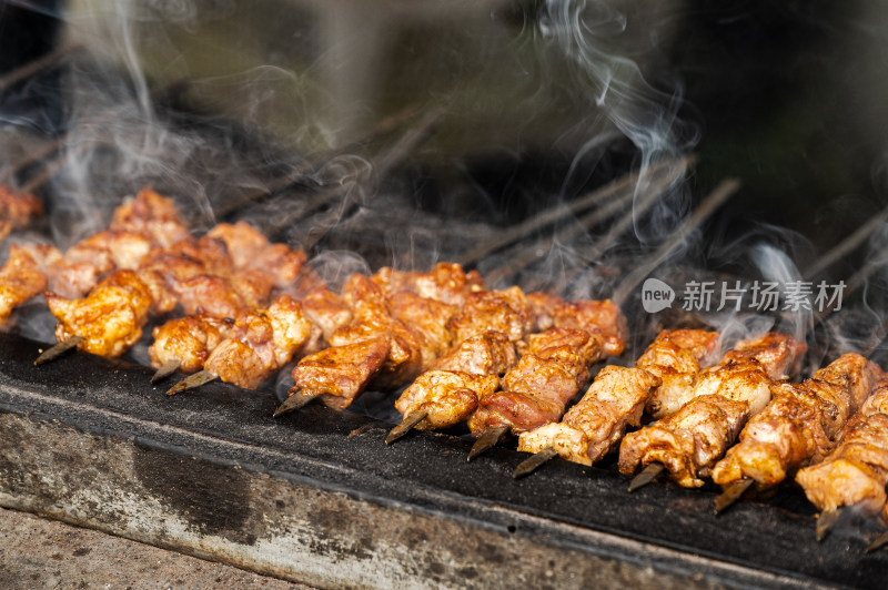 新疆莎车街头烤羊肉串特写镜头