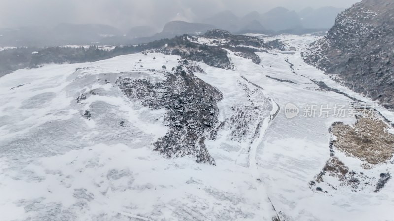 重庆酉阳：大雪纷飞赏雪忙