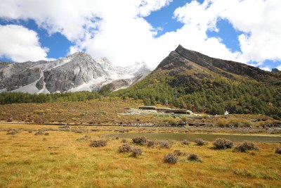 中国四川甘孜稻城亚丁洛绒牛场秋景