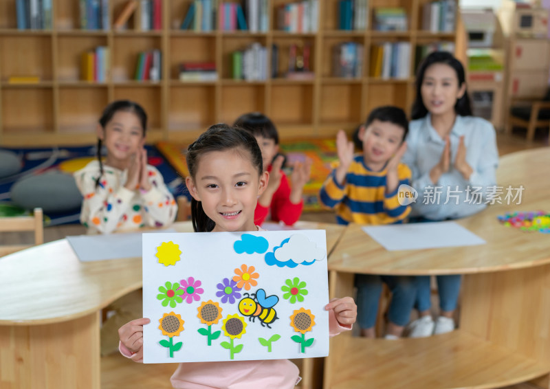 年轻女老师和学生在一起