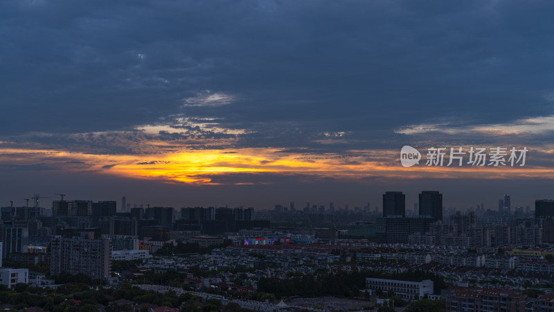 城市上空壮丽的日落时分景象