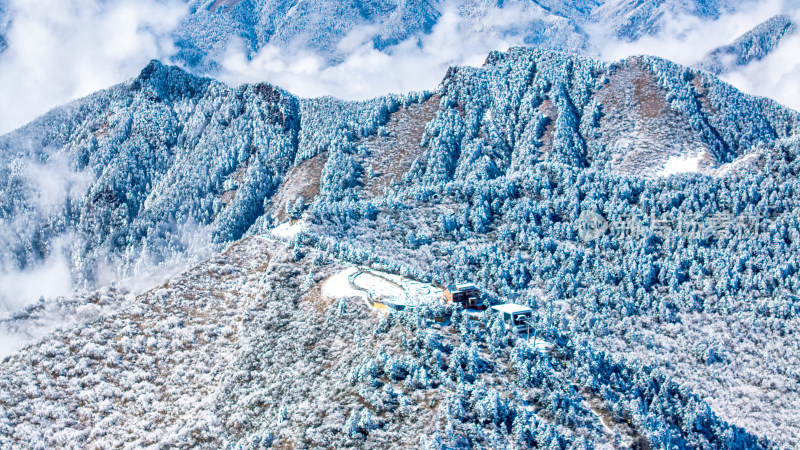 四川成都西岭雪山景区的日月坪航拍特写