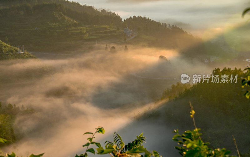 重庆酉阳：破晓时分的壮丽山河