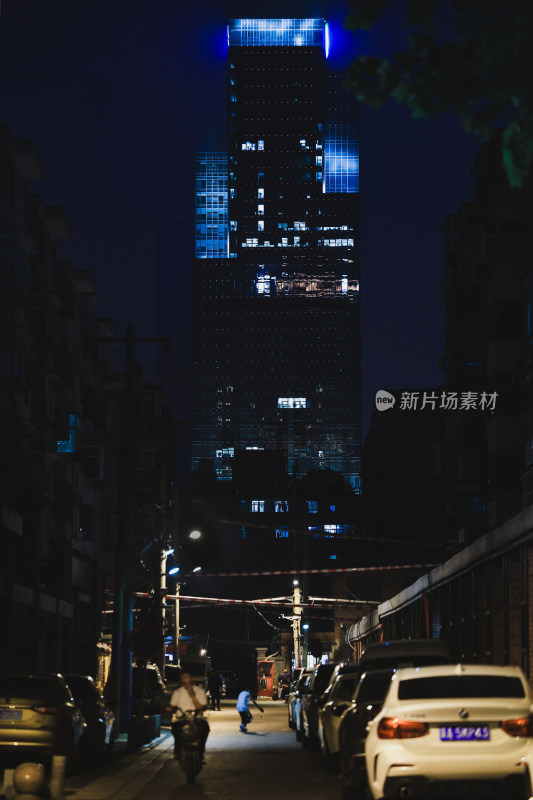 夜晚城市街道旁的高楼建筑景象