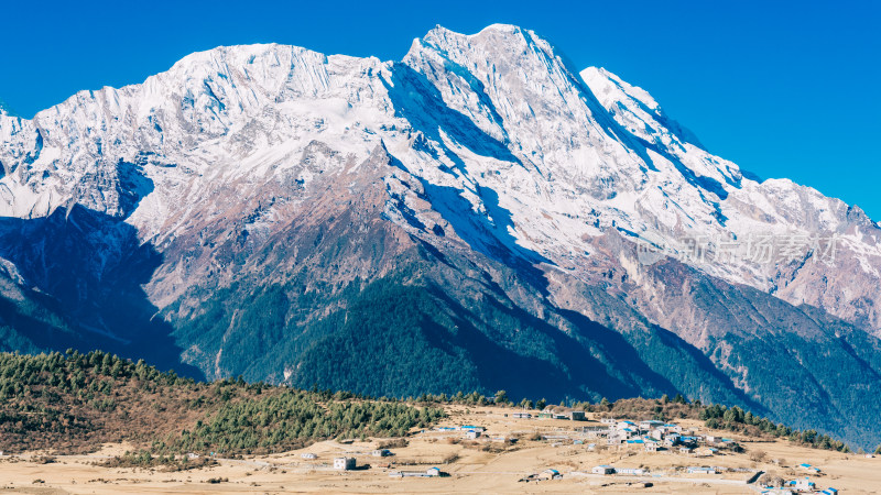 西藏吉隆镇乃夏村亚洲雪山观景台