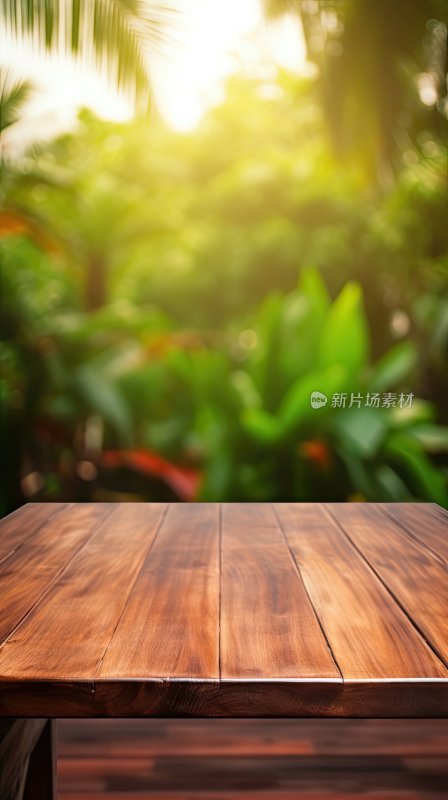 空木质桌面和模糊的绿色丛林背景