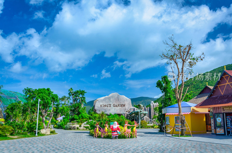 越南芽庄珍珠岛游乐园广场欧式尖顶建筑