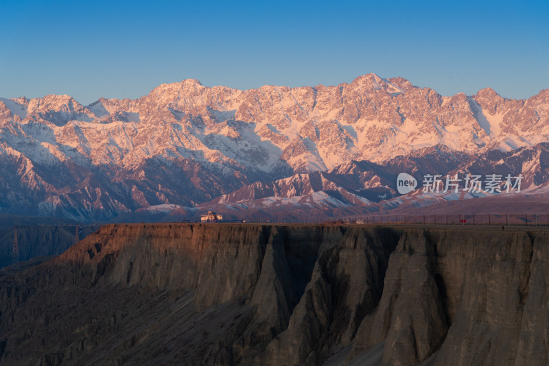 新疆红色丹霞山脉地貌的壮丽景观