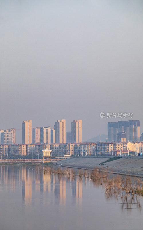 山东济宁邹城孟子湖城市建筑倒影景观