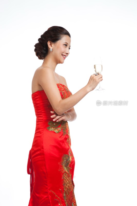 棚拍身穿中国传统服装的年轻女人举杯