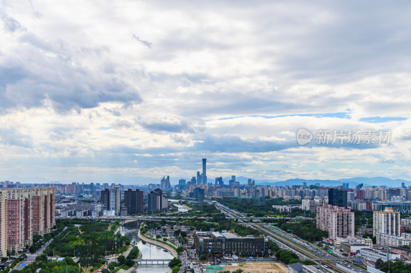 中国北京夏季国贸CBD城市天际线大气流云