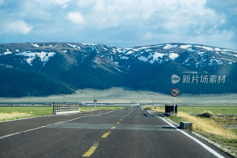 新疆赛里木湖通往雪山的公路