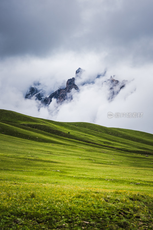 云雾缭绕的高山草原