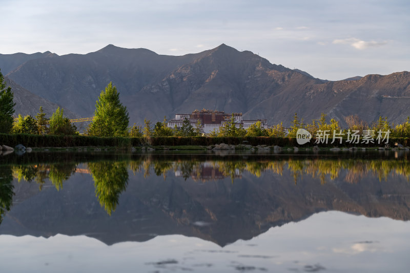 西藏拉萨南山公园远眺高原圣殿布达拉宫全景