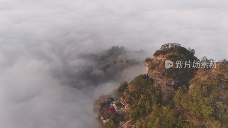 云海环绕的山顶景观