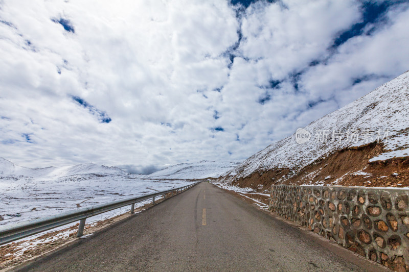 川藏线道路雪景风光