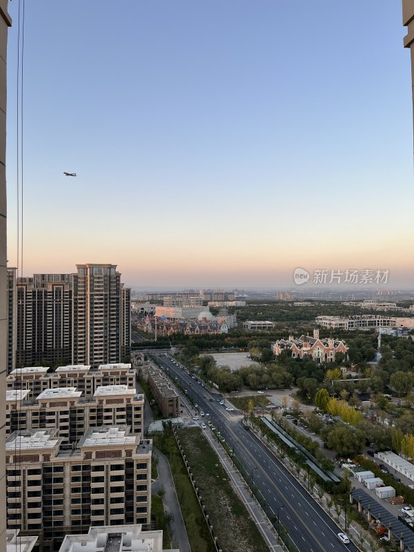 城市高楼间道路及低空飞机景象