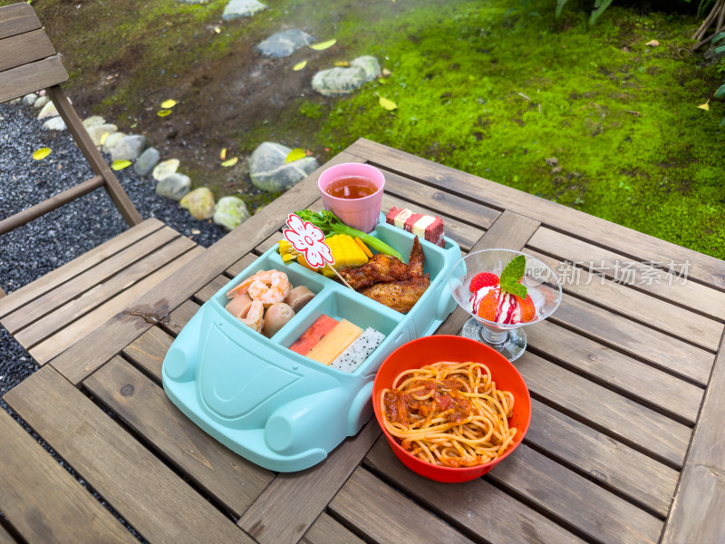 户外桌上食物儿童套餐的特写镜头