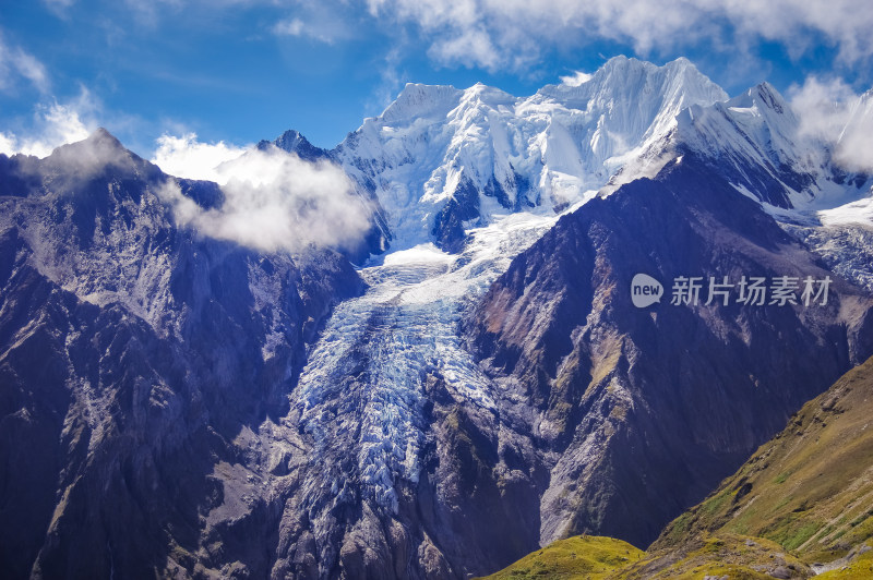 云雾中雪山冰川自然风景