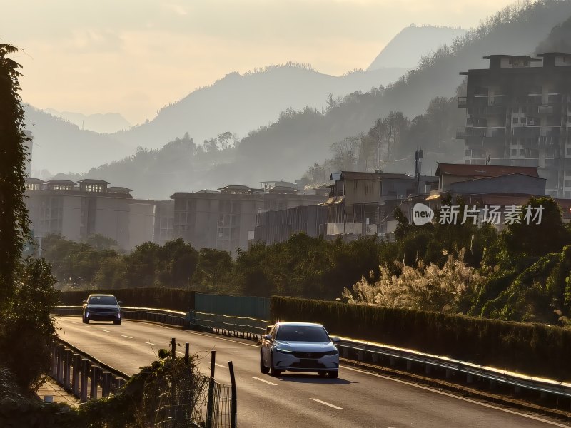 山间公路汽车行驶的清晨景象