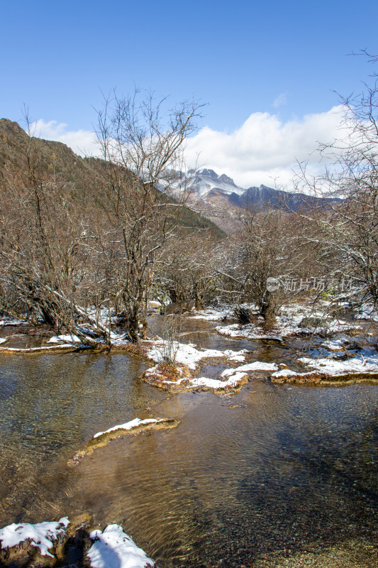 黄龙景区冬日雪山雪景溪流山间流水冰雪消融