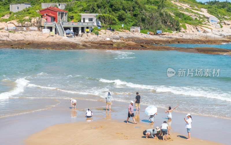 东山岛海边沙滩人群休闲场景