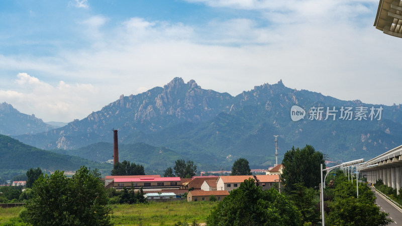 q青岛崂山山景下的村庄与公路