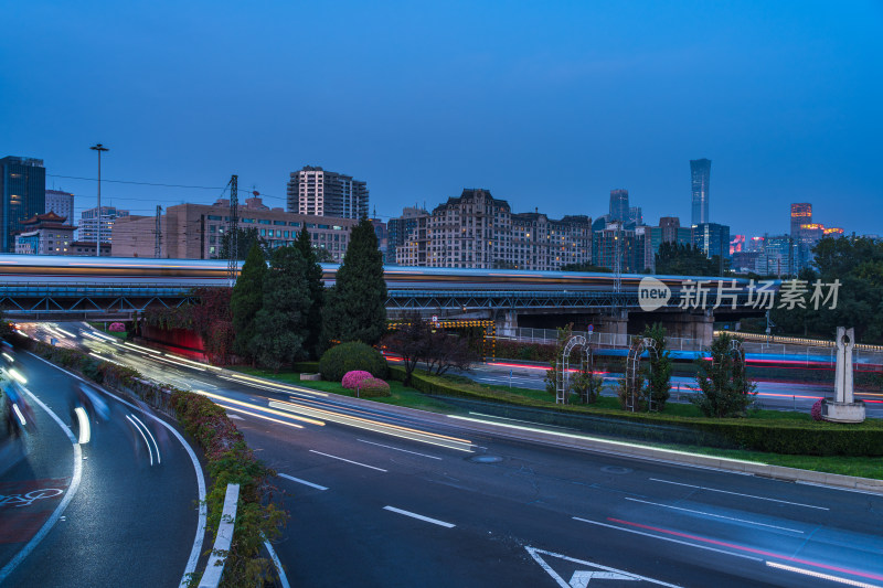 城市道路夜景车流的流光溢彩