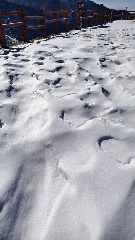 积雪地面上有脚印的户外景象